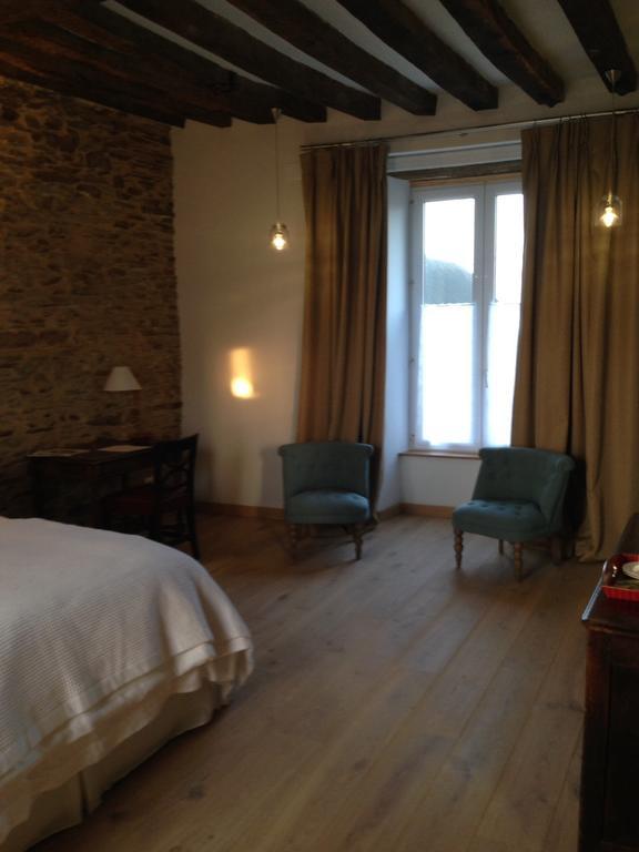 Le Manoir De La Vieille Douve Bed & Breakfast Bourg-d'Ire Rom bilde
