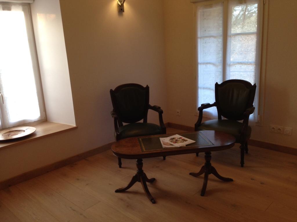 Le Manoir De La Vieille Douve Bed & Breakfast Bourg-d'Ire Rom bilde
