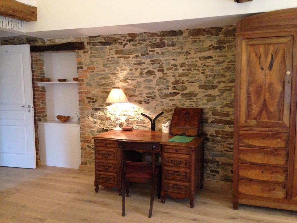 Le Manoir De La Vieille Douve Bed & Breakfast Bourg-d'Ire Rom bilde