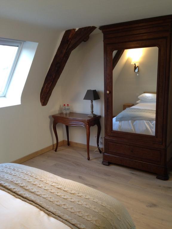 Le Manoir De La Vieille Douve Bed & Breakfast Bourg-d'Ire Rom bilde