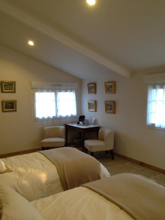 Le Manoir De La Vieille Douve Bed & Breakfast Bourg-d'Ire Rom bilde