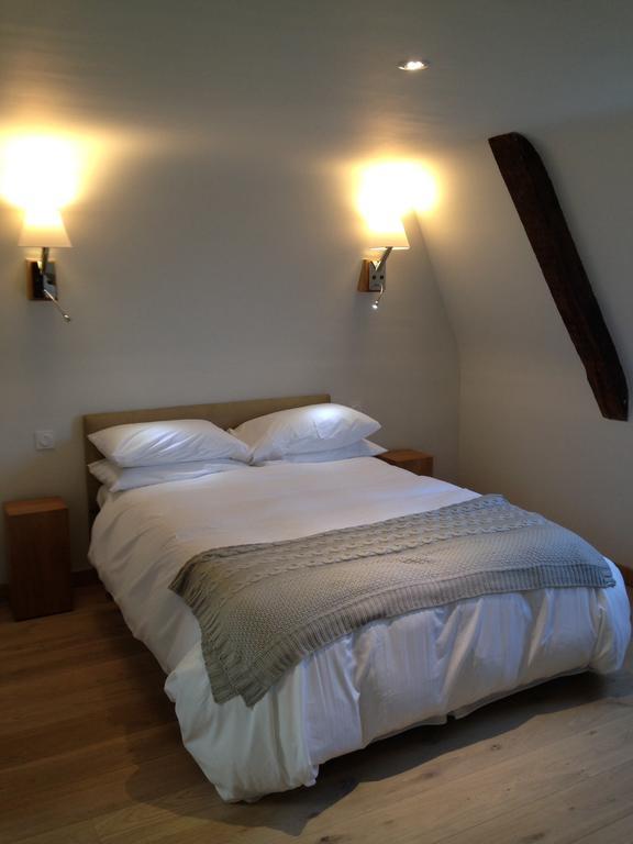 Le Manoir De La Vieille Douve Bed & Breakfast Bourg-d'Ire Rom bilde