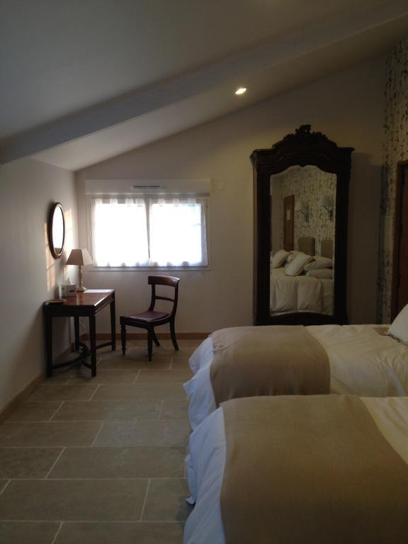 Le Manoir De La Vieille Douve Bed & Breakfast Bourg-d'Ire Rom bilde