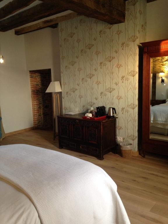Le Manoir De La Vieille Douve Bed & Breakfast Bourg-d'Ire Rom bilde