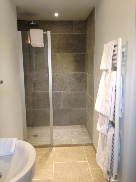 Le Manoir De La Vieille Douve Bed & Breakfast Bourg-d'Ire Rom bilde