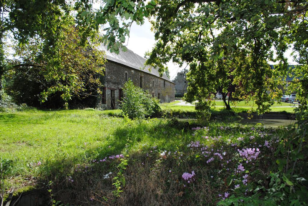 Le Manoir De La Vieille Douve Bed & Breakfast Bourg-d'Ire Eksteriør bilde