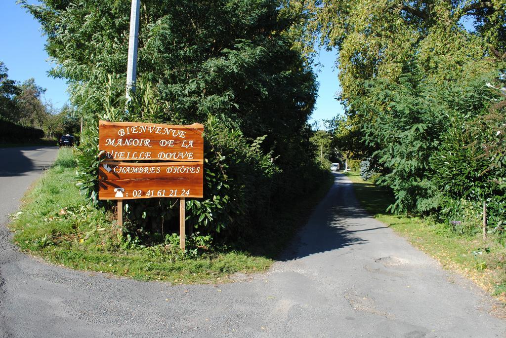 Le Manoir De La Vieille Douve Bed & Breakfast Bourg-d'Ire Eksteriør bilde